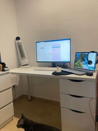 Escritorio blanco amplio y funcional