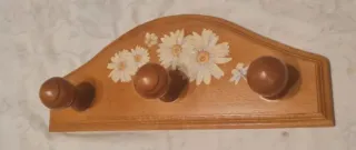Perchero de madera decorado
