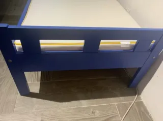 Cama infantil azul con figuras con 2 colchones