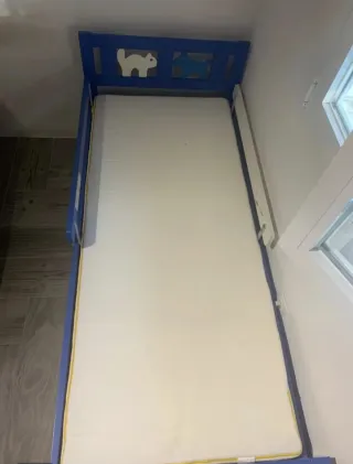 Cama infantil azul con figuras con 2 colchones