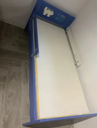 Cama infantil azul con figuras con 2 colchones