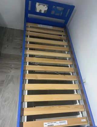 Cama infantil azul con figuras con 2 colchones