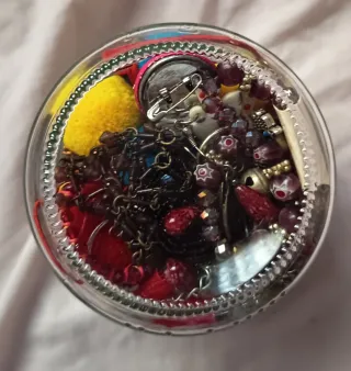 Tarro de cristal con joyas misteriosas