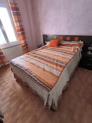 Cama con cabecero y mesitas de noche