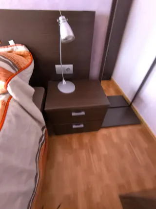 Cama con cabecero y mesitas de noche