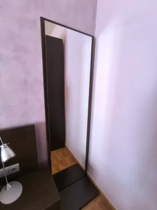 Cama con cabecero y mesitas de noche