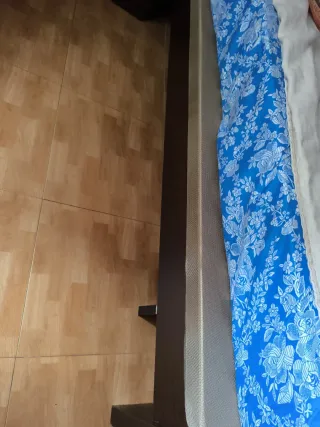 Cama con cabecero y mesitas de noche