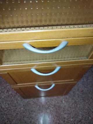 Armario madera con puerta cristal y cajones