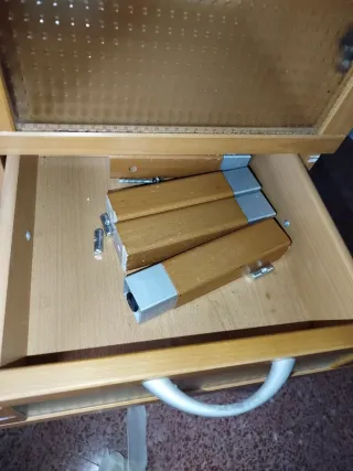 Armario madera con puerta cristal y cajones