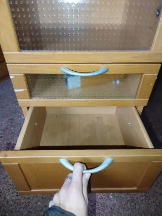 Armario madera con puerta cristal y cajones