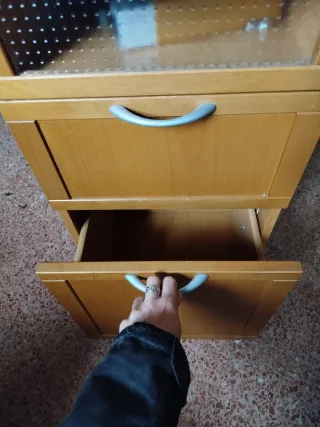 Armario madera con puerta cristal y cajones