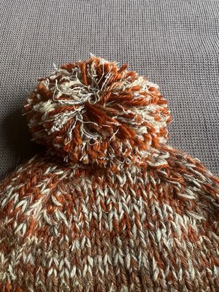Cappellino con pom pom marrone