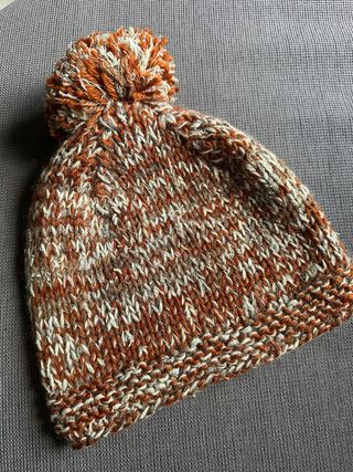 Cappellino con pom pom marrone