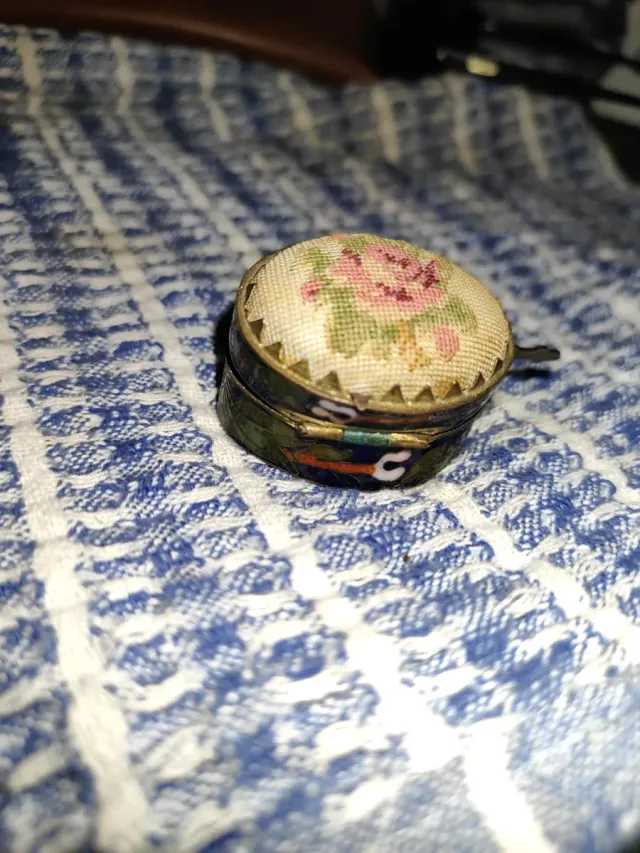 Scatolina vintage per pillole con fiori