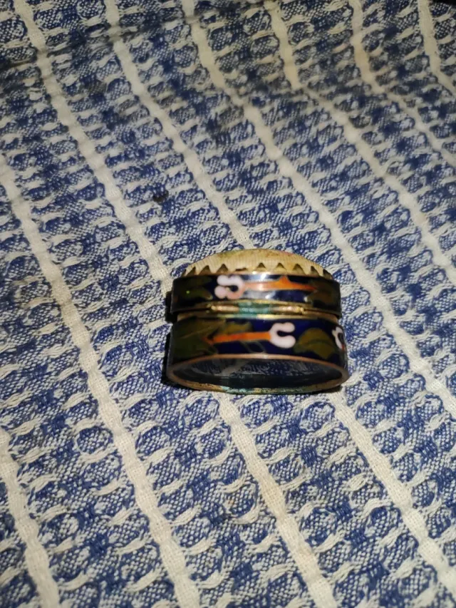 Scatolina vintage per pillole con fiori