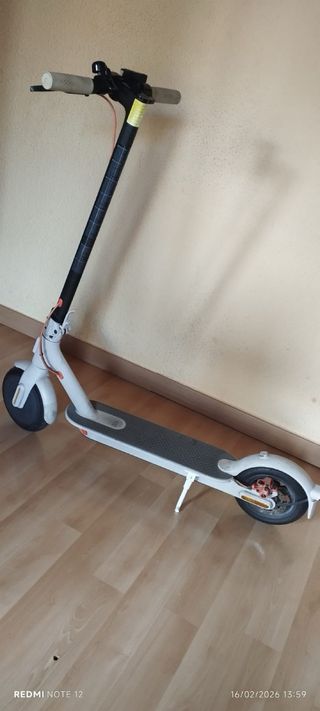 patinete xiaomi y casco gris