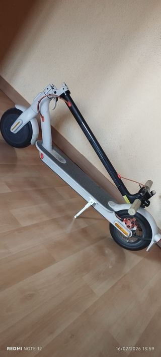 patinete xiaomi y casco gris