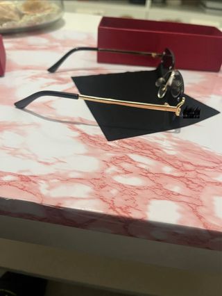 Gafas de sol negras y doradas