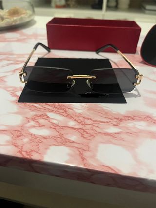 Gafas de sol negras y doradas