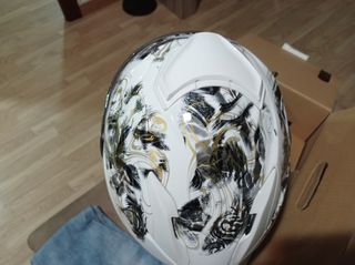 Casco Shoei Blanco Diseño Dorado