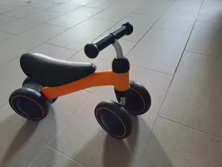 Bicicleta de equilibrio naranja