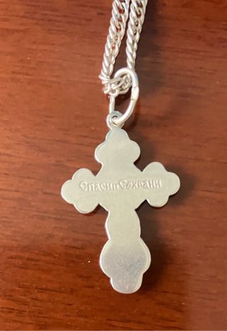 Cadena de plata con cruz