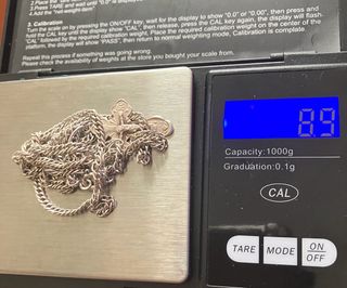 Cadena de plata con cruz