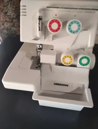 Máquina de coser overlock MEDION 580