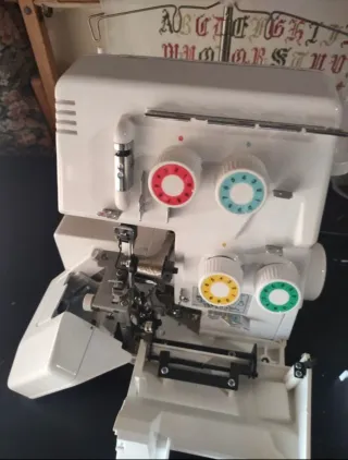 Máquina de coser overlock MEDION 580