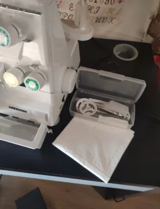 Máquina de coser overlock MEDION 580