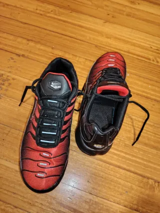 Nike TN Rojas y Negras Talla 42