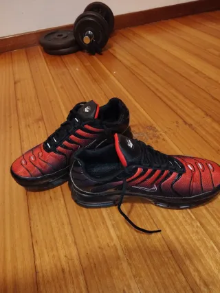 Nike TN Rojas y Negras Talla 42