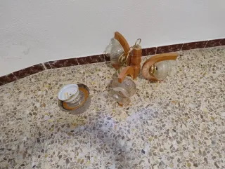 Lámparas vintage y cuadros dorados