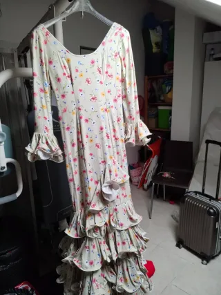 Traje de flamenca floral con volantes