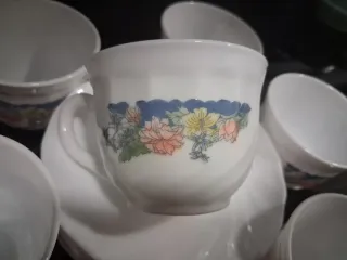 2 Juegos de 6 tazas cada uno.