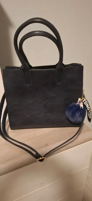 Bolso azul marino con pompón