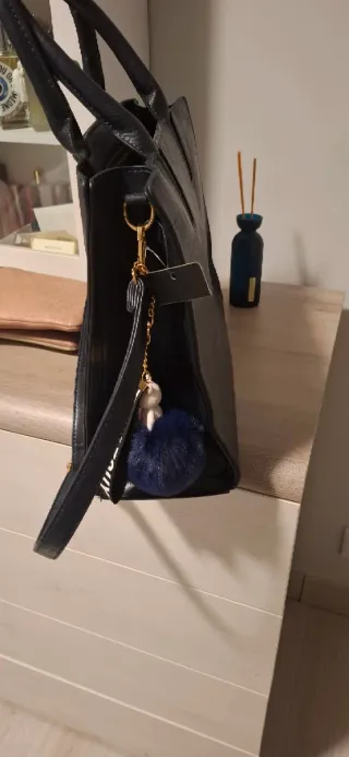Bolso azul marino con pompón