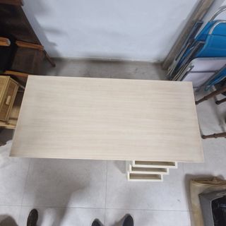 Escritorio madera y estantería a juego.