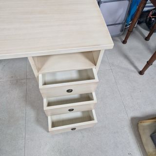 Escritorio madera y estantería a juego.