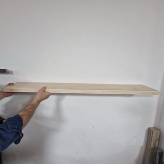 Escritorio madera y estantería a juego.