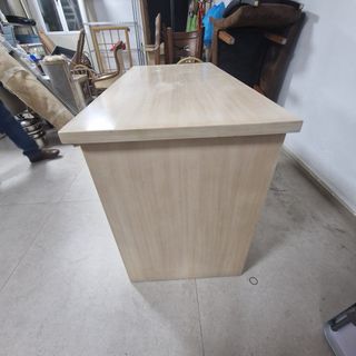 Escritorio madera y estantería a juego.