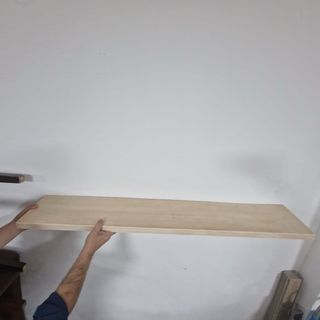 Escritorio madera y estantería a juego.