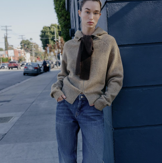 Chaqueta con capucha y lazo