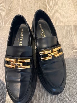 Zapatos Martinelli negros con cadena dorada