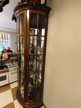 Vitrina clásica de madera y cristal