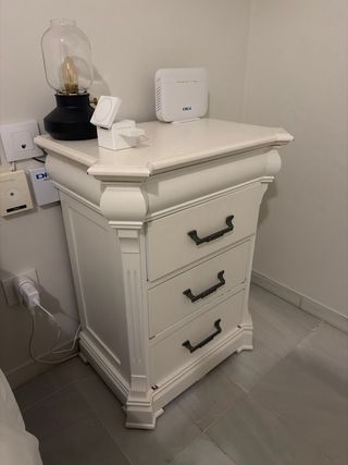 Cómoda de madera blanca y dos mesitas de noche