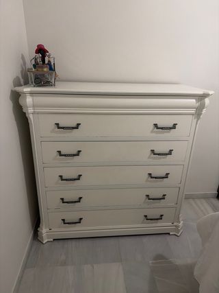 Cómoda de madera blanca y dos mesitas de noche
