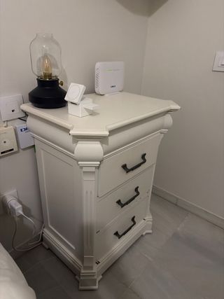 Cómoda de madera blanca y dos mesitas de noche