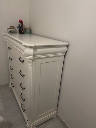 Cómoda de madera blanca y dos mesitas de noche