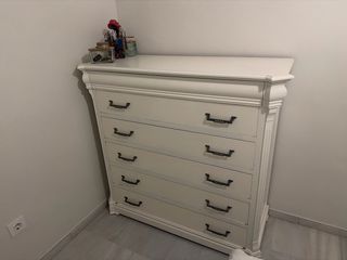 Cómoda de madera blanca y dos mesitas de noche